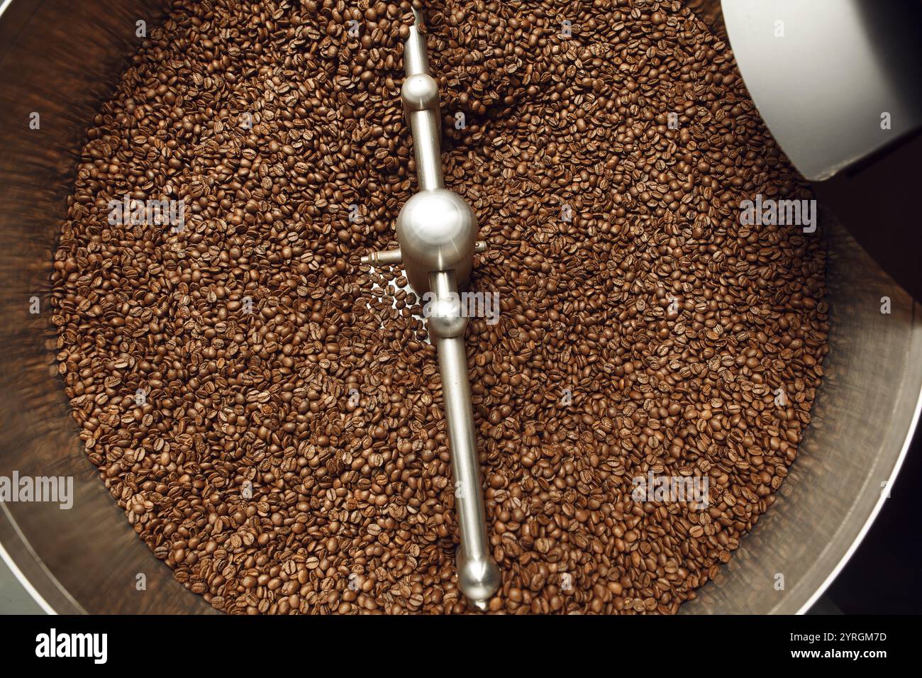 Vista dall'alto dei chicchi di caffè nel tamburo Foto Stock