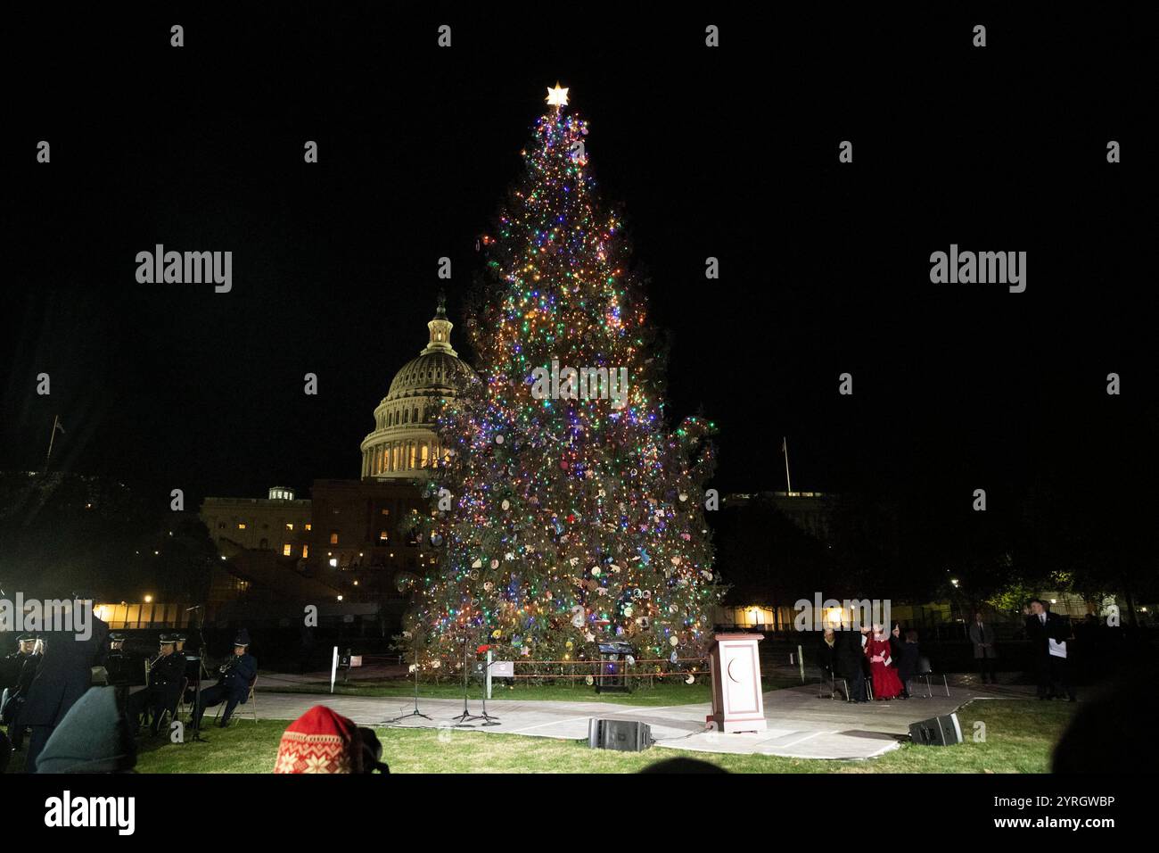 Washington, Stati Uniti. 3 dicembre 2024. L'albero è illuminato alla cerimonia di accensione dell'albero di Natale del Campidoglio del 2024 sul West Lawn of the Capitol a Washington, DC, USA il 3 dicembre 2024. Quest'anno l'albero è stato preso dalla Tongass National Forest, in Alaska, e membri della tribù Shtax'heen Kwaan erano presenti al pubblico per l'evento. Foto di Credit: Mattie Neretin/CNP/ABACAPRESS. COM credito: Abaca Press/Alamy Live News Foto Stock