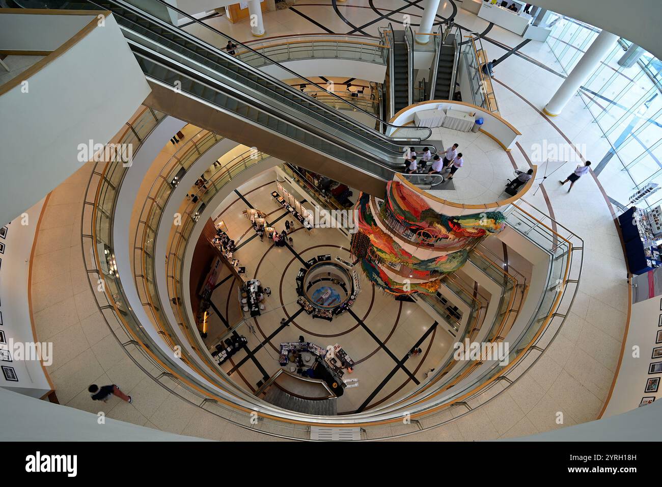 Il Bangkok Art and Culture Centre (BACC) ha uno spazio flessibile e arioso, illuminato con illuminazione naturale e controllata, Bangkok, Thailandia Foto Stock