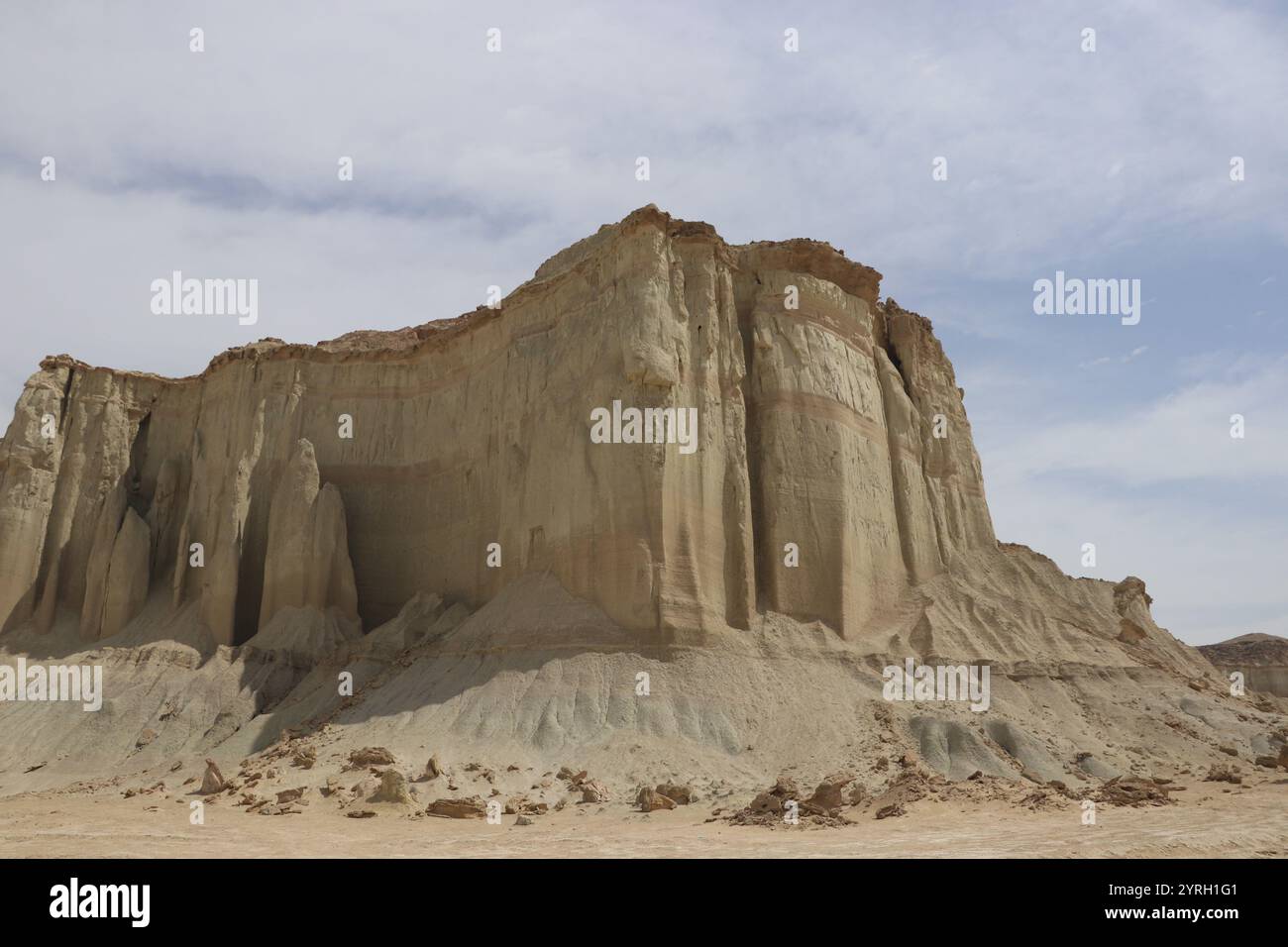 Le maestose scogliere dell'isola di Qeshm si innalzano drammaticamente contro il cielo, catturando la potenza grezza e la bellezza senza tempo della natura. Foto Stock