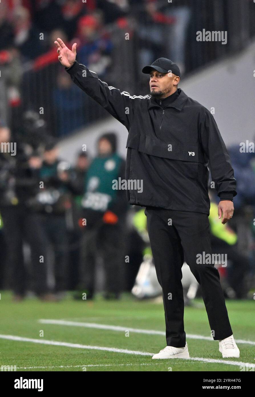 Allenatore Vincent Kompany FC Bayern Muenchen FCB am Spielfeldrand Gestik Geste FC Bayern Muenchen FCB vs Bayer 04 Leverkusen DFB-Pokal Achtelfinale 03.12.2024 LE NORMATIVE DFL VIETANO QUALSIASI USO DI FOTOGRAFIE COME SEQUENZE DI IMMAGINI E/O QUASI-VIDEO Foto Stock