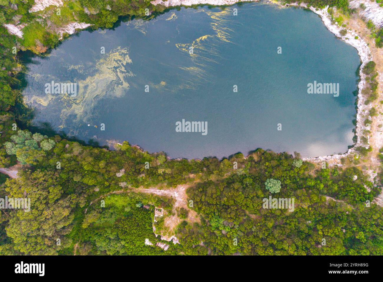 laguna formata in una vecchia cava abbandonata direttamente sopra la vista aerea dei droni Foto Stock