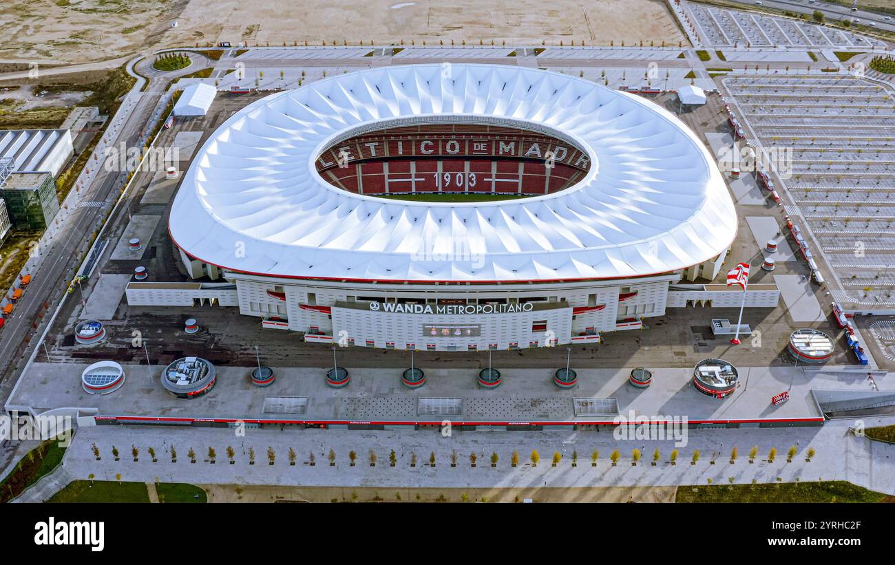 Vista aerea ad alta risoluzione dello stadio Wanda Metropolitano, sede dell'Atlético Madrid, la sua iconica architettura moderna. Foto di calcio e architettura Foto Stock