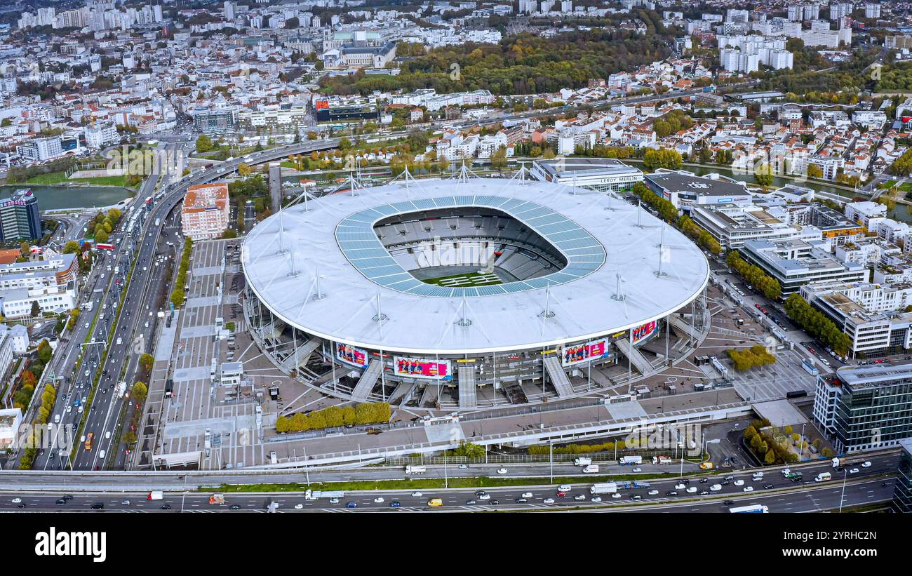 Vista aerea dello Stade de France, l'iconico stadio nazionale di Parigi, grandiosità architettonica in mezzo a un ambiente urbano, per eventi sportivi e di intrattenimento Foto Stock