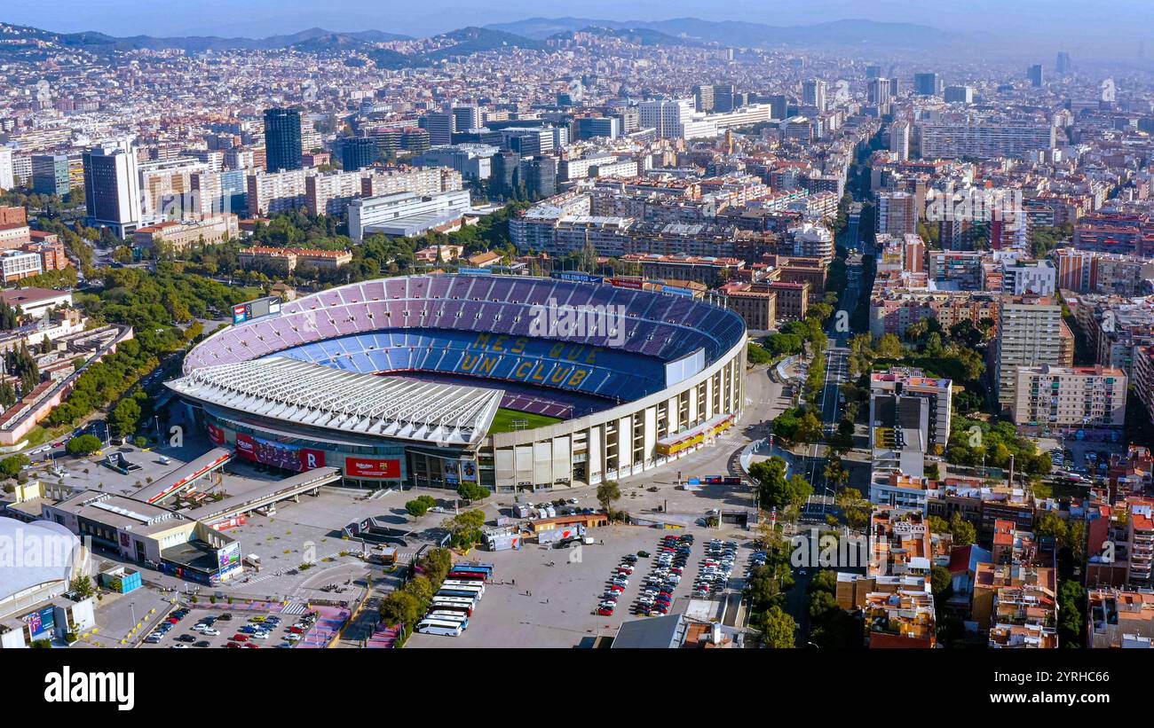 Splendida vista aerea di Camp Nou, l'iconica sede del FC Barcelona, annidata nel vibrante paesaggio urbano di Barcellona. Perfetto per lo sport, architettura e sport Foto Stock