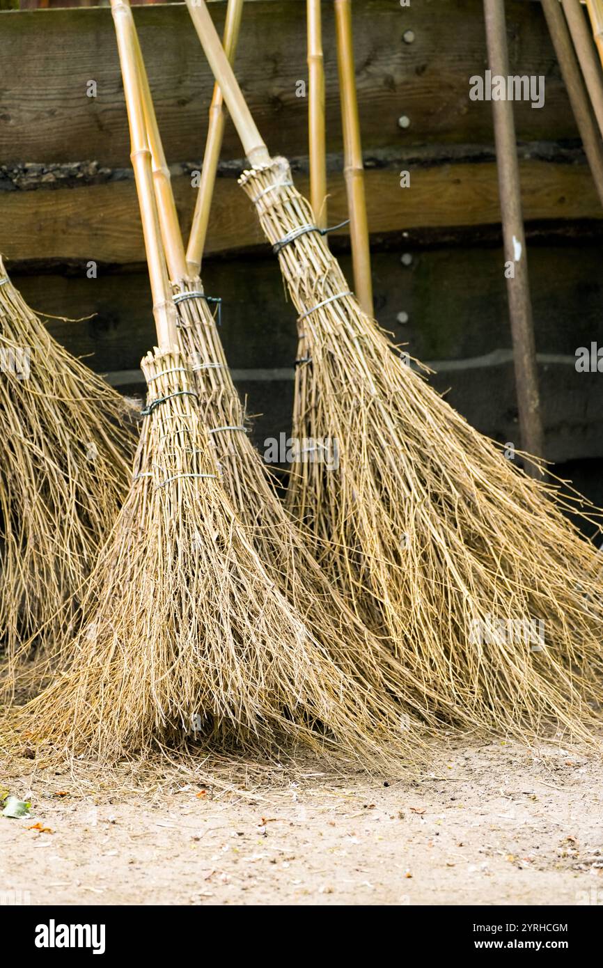 Primo piano della scopa in legno spazzolato. Scopa in materiali naturali per la pulizia. Foto Stock