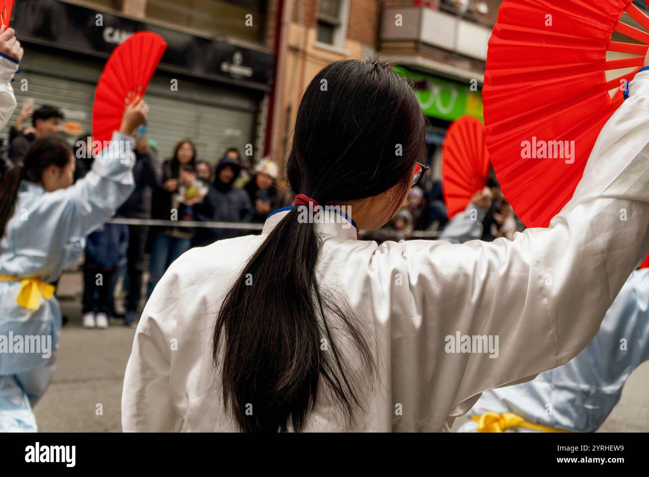 Madrid,Spagna;02112024: Giovani in abbigliamento tradizionale in uno spettacolo di fan cinesi al capodanno cinese Foto Stock