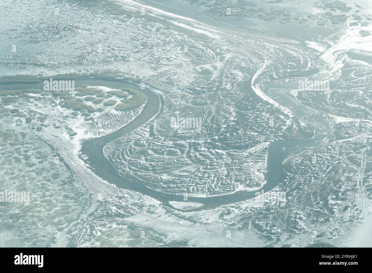 Accattivante vista aerea della costa meridionale dell'Islanda, gli intricati schemi dei tortuosi fiumi e dell'acqua sciolta glaciale creano un contrasto sorprendente Foto Stock