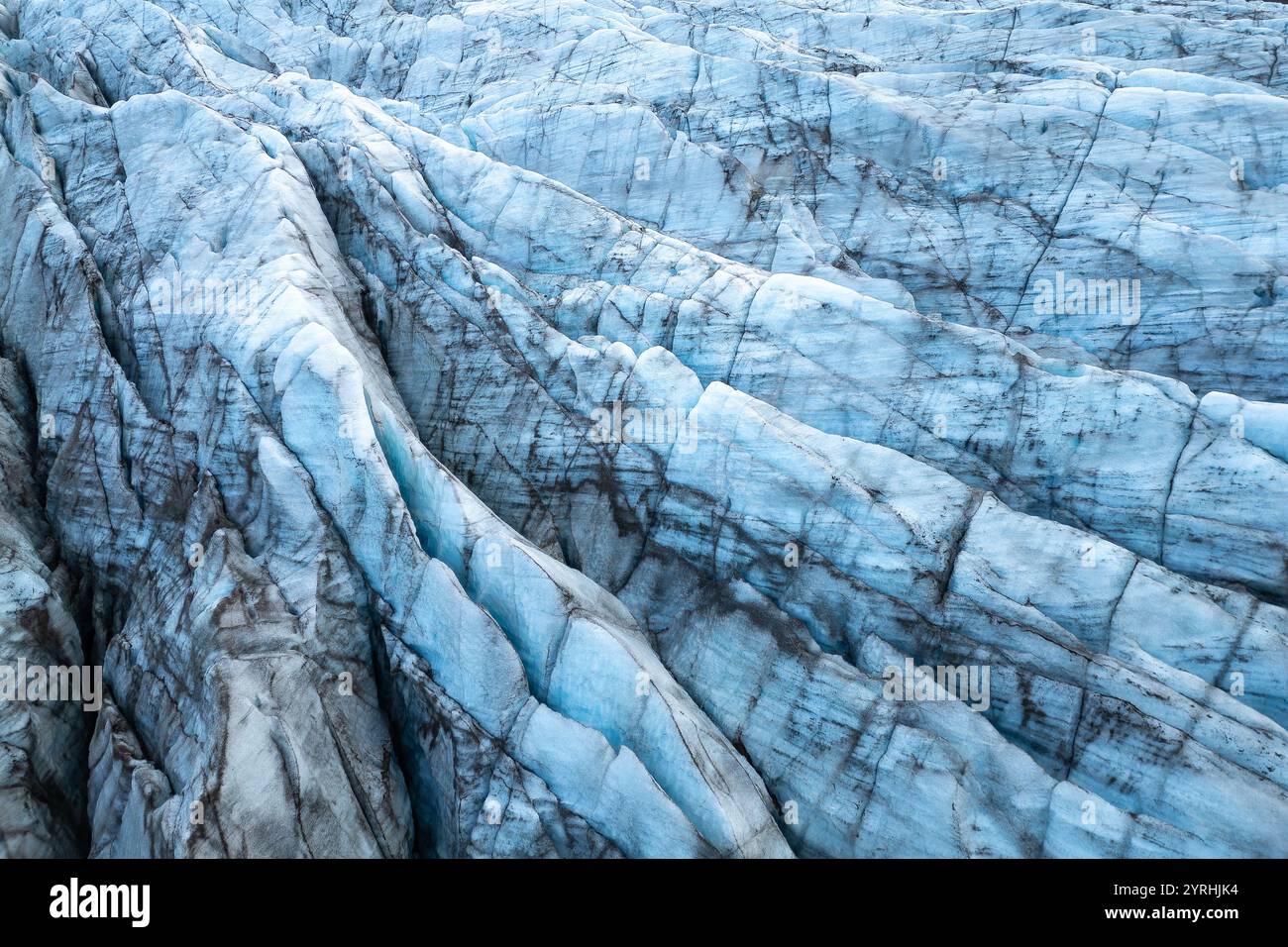 Esplora gli splendidi motivi ghiacciati e gli strati di un ghiacciaio che catturano gli intricati dettagli delle opere d'arte ghiacciate della natura, questa immagine mostra la bellezza Foto Stock