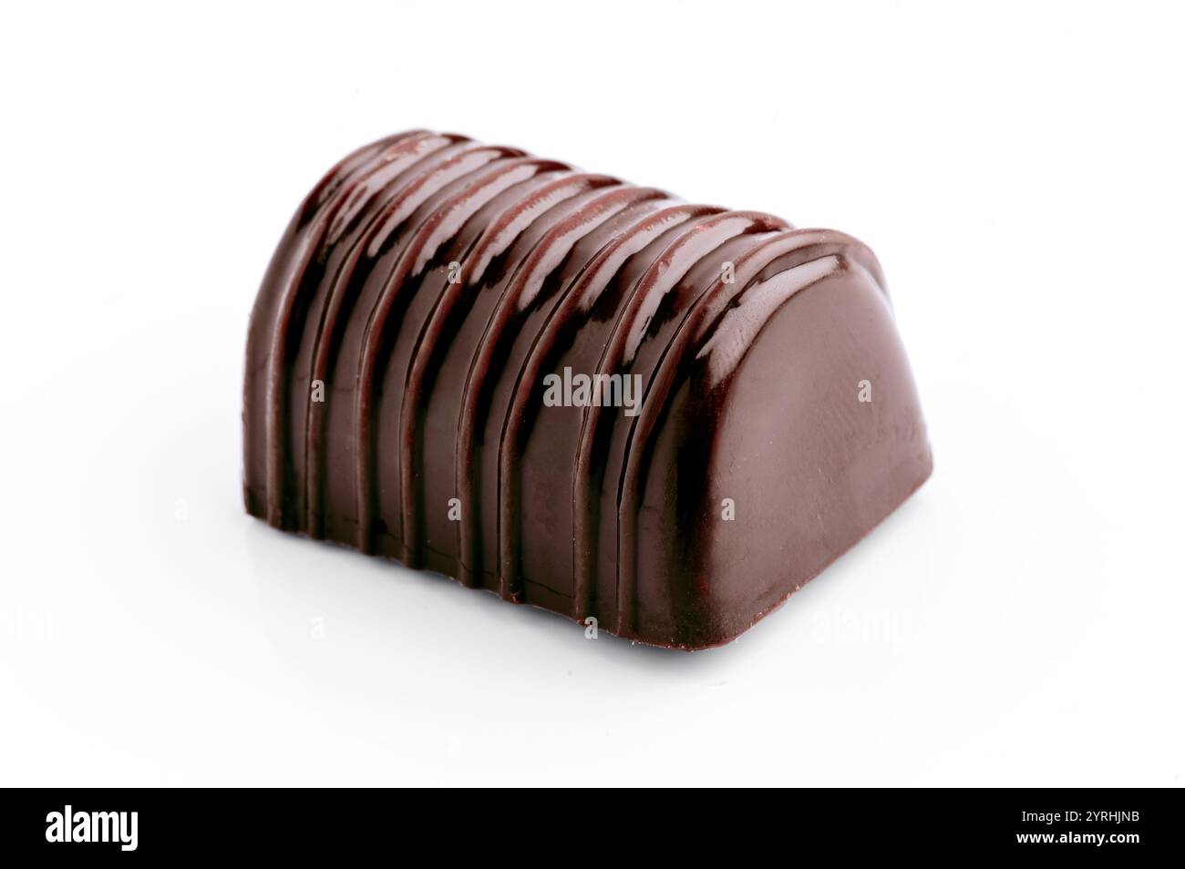 Un lussuoso tartufo di cioccolato con una finitura lucida è esposto su uno sfondo bianco, evidenziandone la ricca consistenza e il design elegante, perfetto per il viaggio Foto Stock