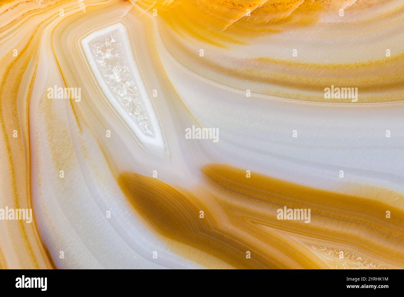 Questa immagine presenta una raffinata retroilluminazione in agata brasiliana per mettere in risalto i suoi vivaci motivi arancioni e bianchi, perfetti per sfondi e design Foto Stock