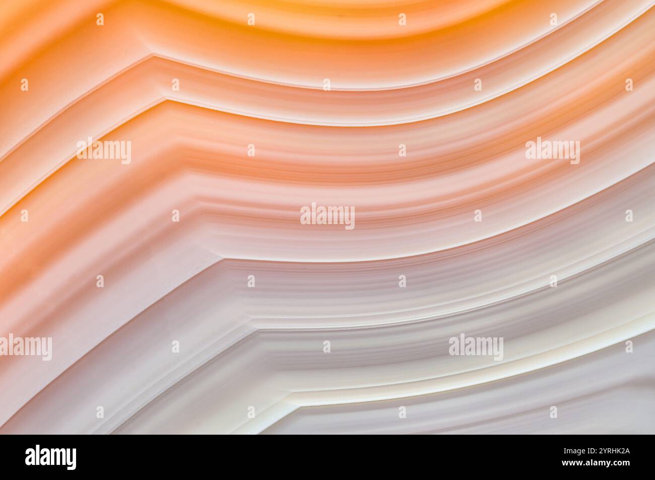 Immagine dettagliata in primo piano che mostra gli strati vibranti e traslucidi di agata brasiliana, splendidamente illuminata da dietro per mettere in risalto la sua natura Foto Stock