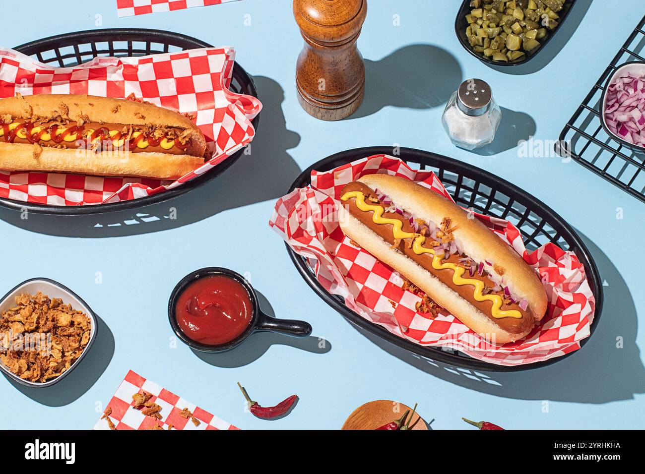 Colpo di hot dog in cesti, serviti con ketchup e senape su uno sfondo blu vivace Foto Stock