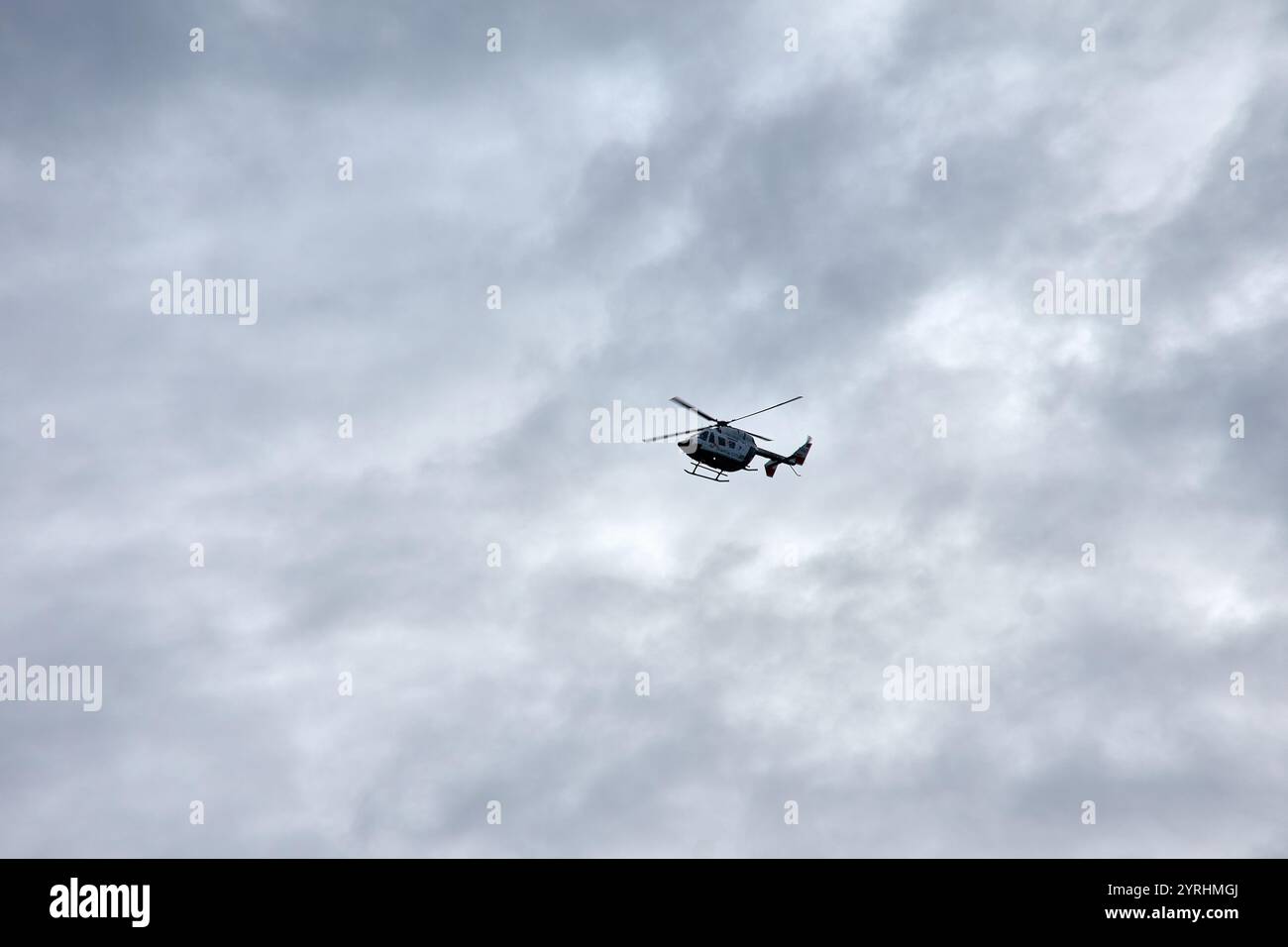 Nigrán,Pontevedra,Spagna;dicembre,03,2024:Un elicottero della Guardia Civil vola nei cieli sopra Nigrán, Spagna. Foto Stock