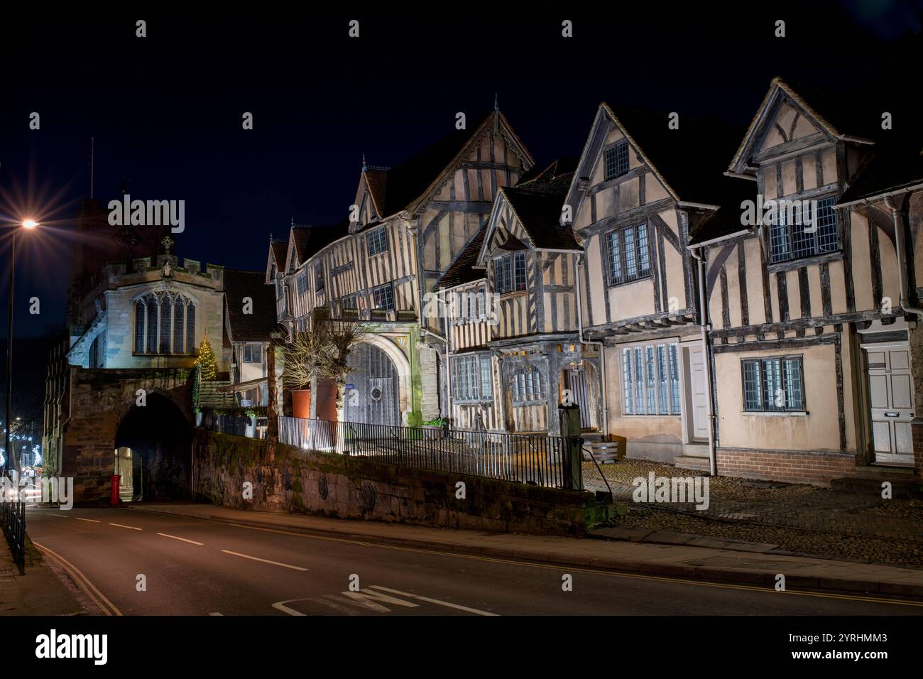 L'ospedale Lord Leycester di notte. Warwick, Warwickshire, Inghilterra Foto Stock