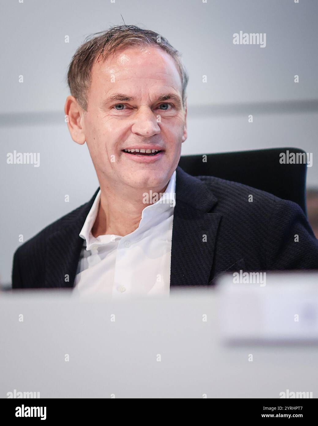Wolfsburg, Germania. 4 dicembre 2024. Il CEO della casa automobilistica tedesca Volkswagen (VW), Oliver Blume, sorride all'inizio di una riunione di lavoro presso la sede centrale dell'azienda a Wolfsburg. I dipendenti della Volkswagen in tutta la Germania sono impegnati in un'escalation della disputa sul lavoro a causa della crisi che ha colpito l'industria automobilistica tedesca, con migliaia di posti di lavoro in gioco. Credito: Ronny Hartmann/AFP POOL/dpa/Alamy Live News Foto Stock
