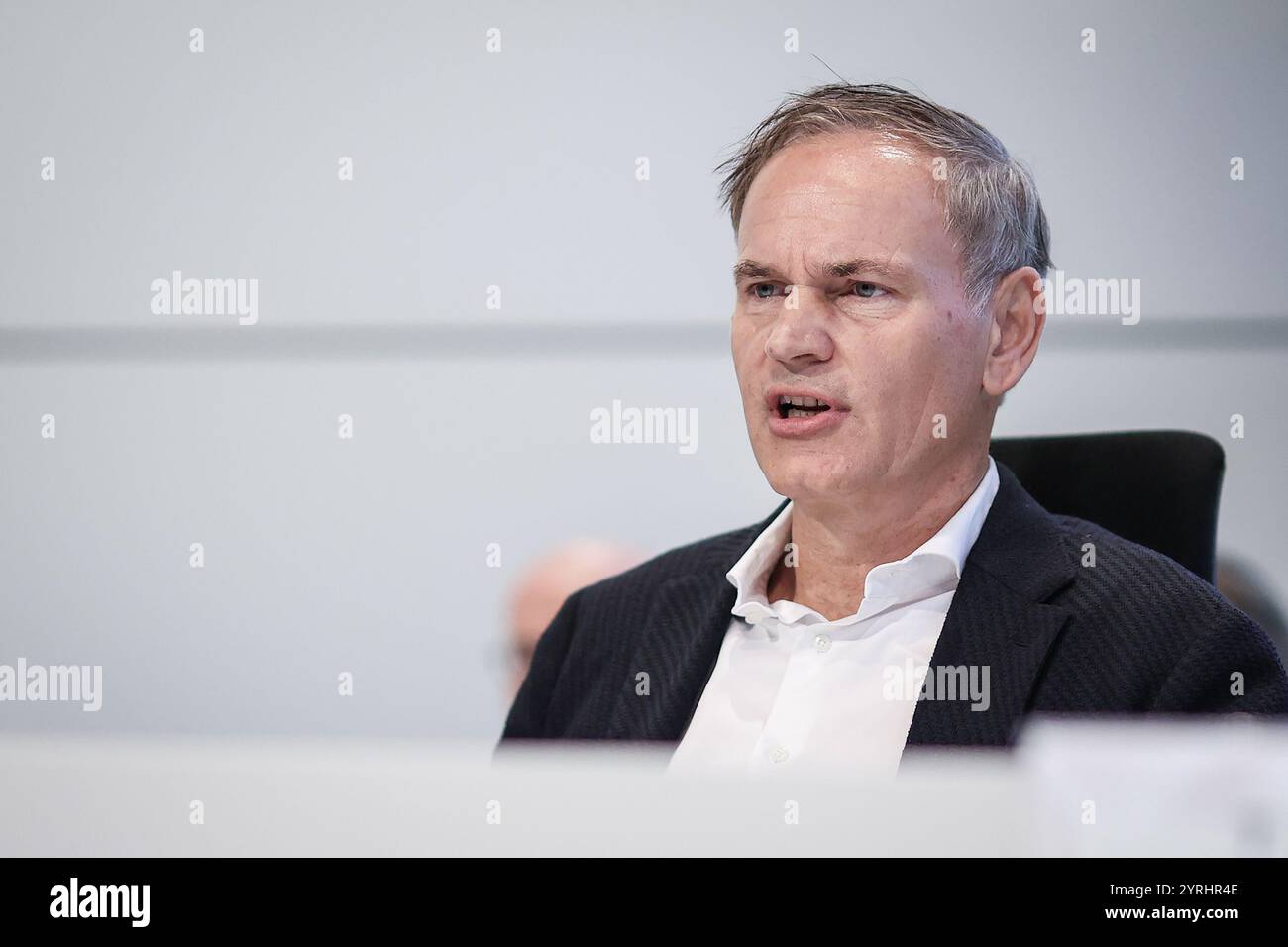 Wolfsburg, Germania. 4 dicembre 2024. Il CEO della casa automobilistica tedesca Volkswagen (VW), Oliver Blume, guarda all'inizio di una riunione di lavoro presso la sede centrale dell'azienda a Wolfsburg. I dipendenti della Volkswagen in tutta la Germania sono impegnati in un'escalation della disputa sul lavoro a causa della crisi che ha colpito l'industria automobilistica tedesca, con migliaia di posti di lavoro in gioco. Credito: Ronny Hartmann/AFP POOL/dpa/Alamy Live News Foto Stock