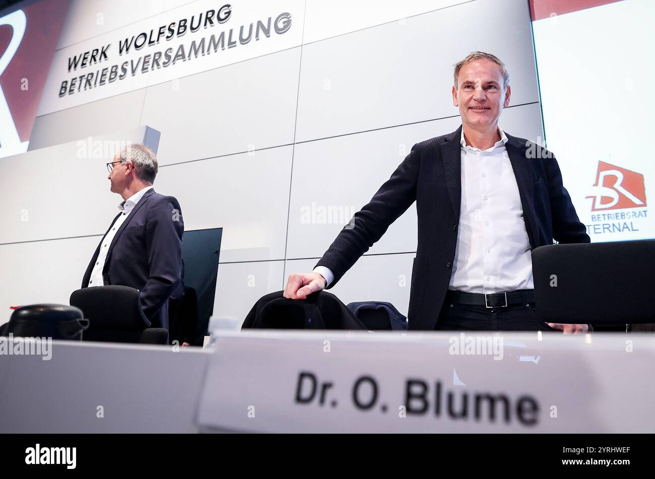 Wolfsburg, Germania. 4 dicembre 2024. Oliver Blume (r), CEO della casa automobilistica tedesca Volkswagen (VW) e capo dello stabilimento VW di Wolfsburg, Uwe Schwartz, partecipano a una riunione di lavoro presso la sede centrale dell'azienda a Wolfsburg, in Germania. I lavoratori della Volkswagen in tutta la Germania sono bloccati in una crescente disputa sul lavoro per la casa automobilistica tedesca colpita dalla crisi, con migliaia di posti di lavoro in gioco. Credito: Ronny Hartmann/AFP POOL/dpa/Alamy Live News Foto Stock