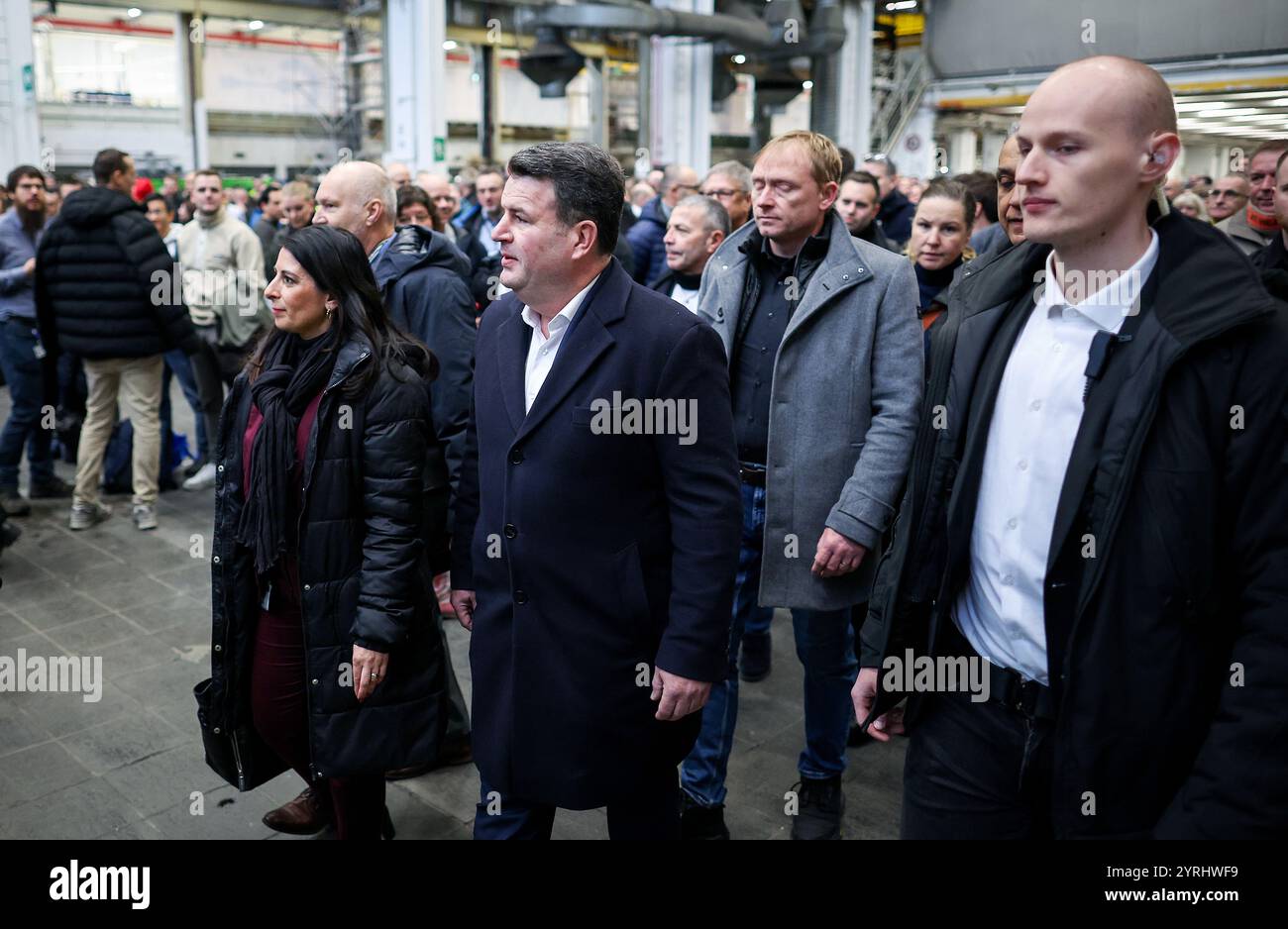 Wolfsburg, Germania. 4 dicembre 2024. Il ministro del lavoro e degli affari sociali Hubertus Heil (M) e la presidente del comitato aziendale generale e di gruppo del gruppo Volkswagen Daniela Cavallo (l) arrivano per una riunione di lavoro presso la sede della casa automobilistica tedesca Volkswagen (VW) a Wolfsburg. I dipendenti della Volkswagen in tutta la Germania sono impegnati in un'escalation della disputa sul lavoro a causa della crisi che ha colpito l'industria automobilistica tedesca, con migliaia di posti di lavoro in gioco. Credito: Ronny Hartmann/AFP POOL/dpa/Alamy Live News Foto Stock