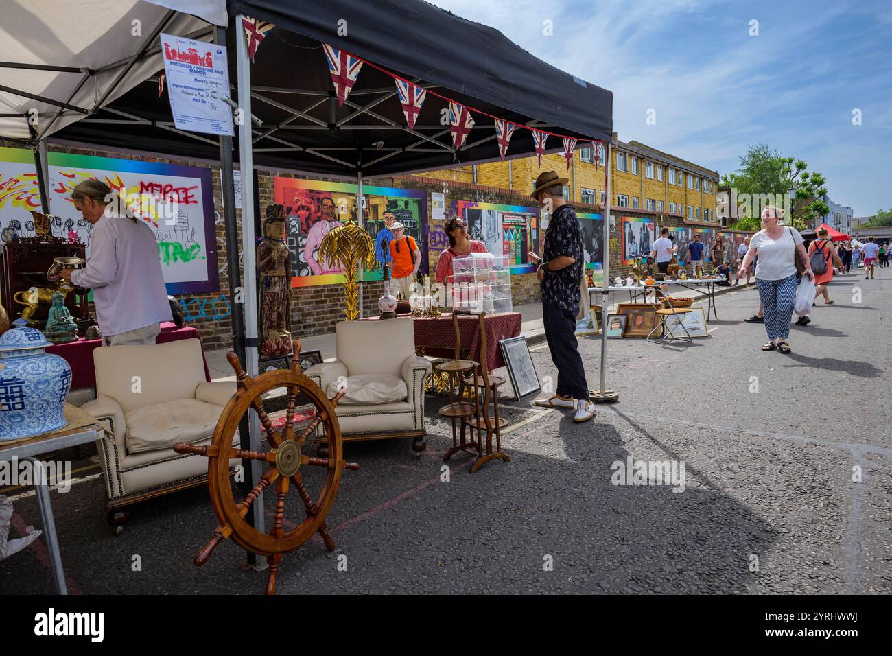 Londra - 17 06 2022: Venditore di antiquariato con cliente al mercato di Portobello Road Foto Stock