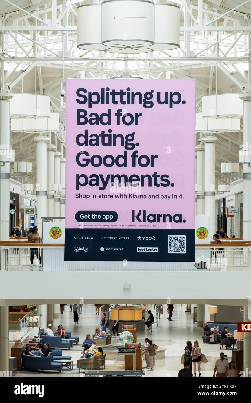 Una pubblicità intelligente di grandi dimensioni per Klarna Bank, società fintech svedese che fornisce servizi finanziari online. All'interno del Danbury Fair Mall. Foto Stock