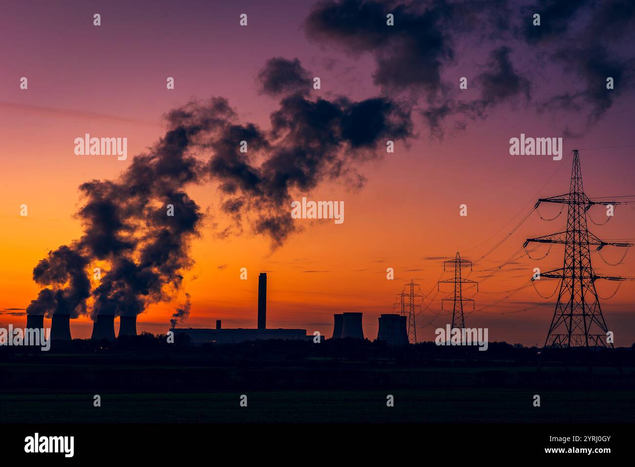 Sagoma delle torri di raffreddamento di una centrale elettrica contro un bellissimo tramonto invernale vicino a Drax nel North Yorkshire, Regno Unito, con piloni elettrici e pennacchio Foto Stock Sagoma delle torri di raffreddamento di una centrale elettrica contro un bellissimo tramonto invernale vicino a Drax nel North Yorkshire, Regno Unito, con piloni elettrici e pennacchio Foto Stock