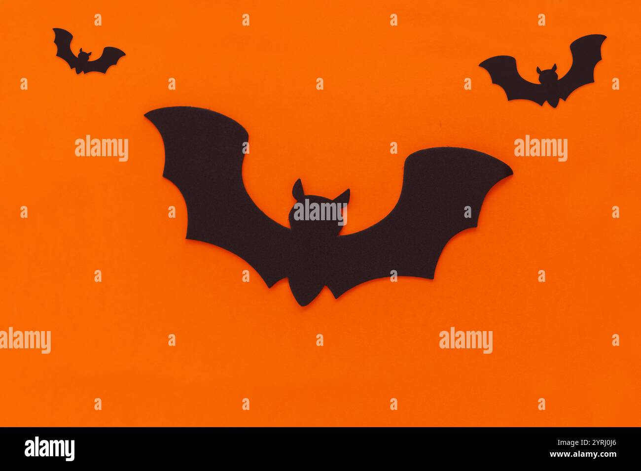Pipistrelli su sfondo arancione. Buon Halloween per il design Foto Stock