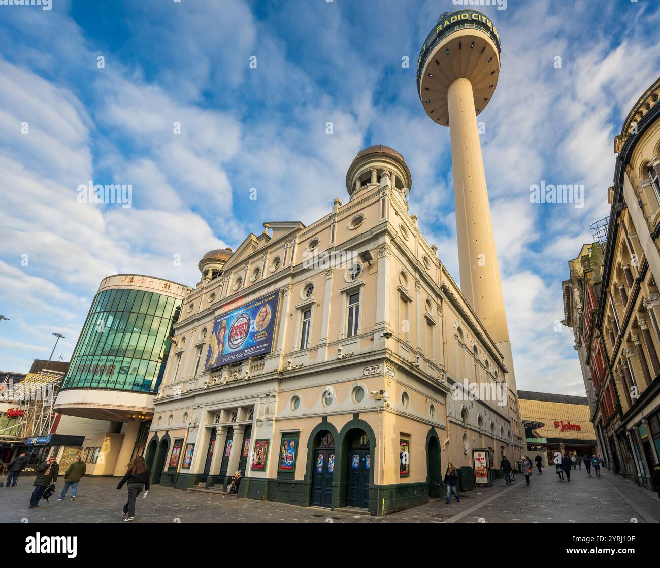 Il teatro Liverpool Playhouse e la torre St Johns. Foto Stock