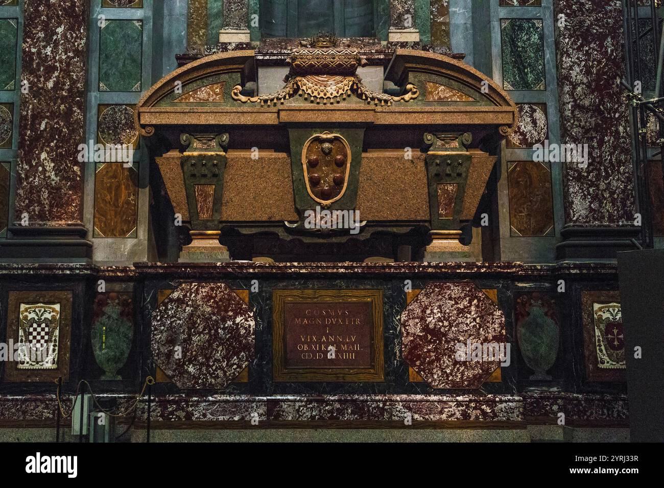 FIRENZE, ITALIA - 13 SETTEMBRE 2018: Questo è il sarcofago marmoreo del duca Cosimo i Medici nella Cappella dei principi della Basilica di San Loren Foto Stock