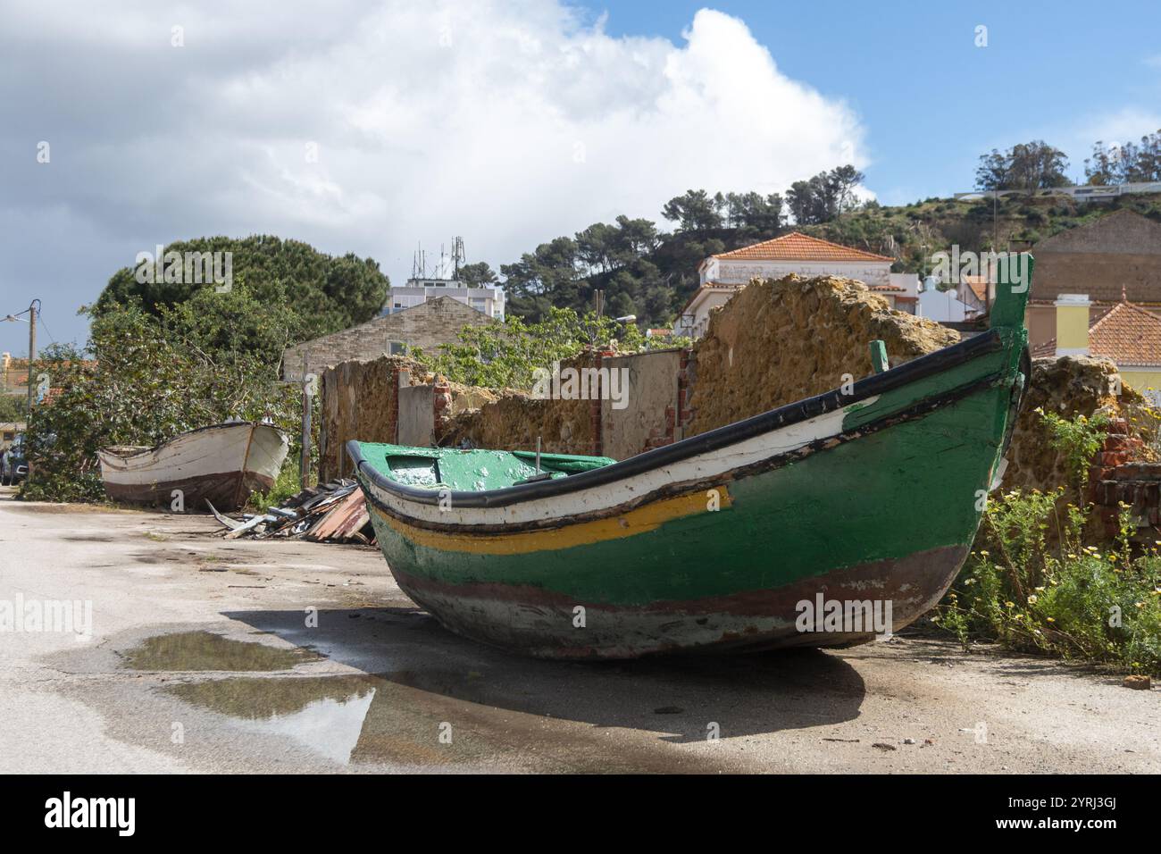 Vecchie barche in legno sulle rive del fiume Tago, alla sua foce, di fronte alla città di Lisbona a Trafaria Foto Stock