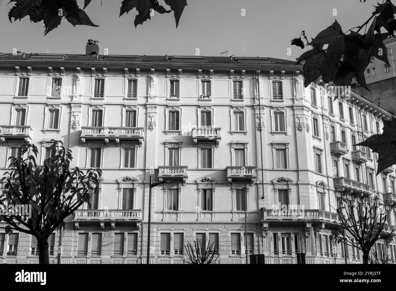 Vecchio edificio lungo corso Sempione a Milano, Lombardia, Italia Foto Stock