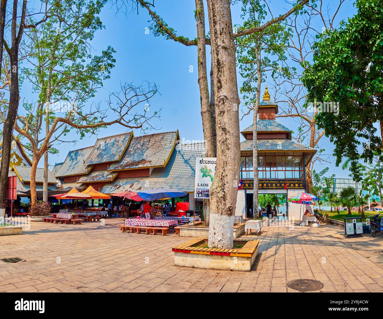 DONSAO, LAOS - 10 MAGGIO 2019: Mercato turistico di Donsao (Don Sao) nella zona del Triangolo d'Oro, il 10 maggio a Donsao, Laos Foto Stock