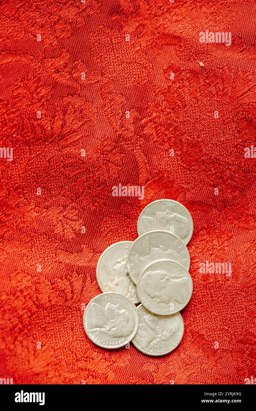 Primo piano delle monete USA su sfondo rosso Foto Stock