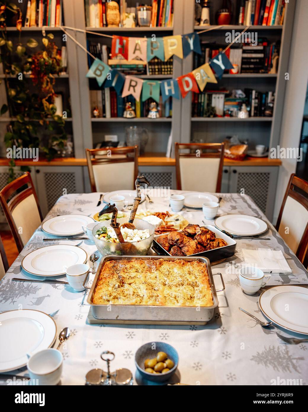 un tavolo preparato per festività che aspetta gli ospiti Foto Stock