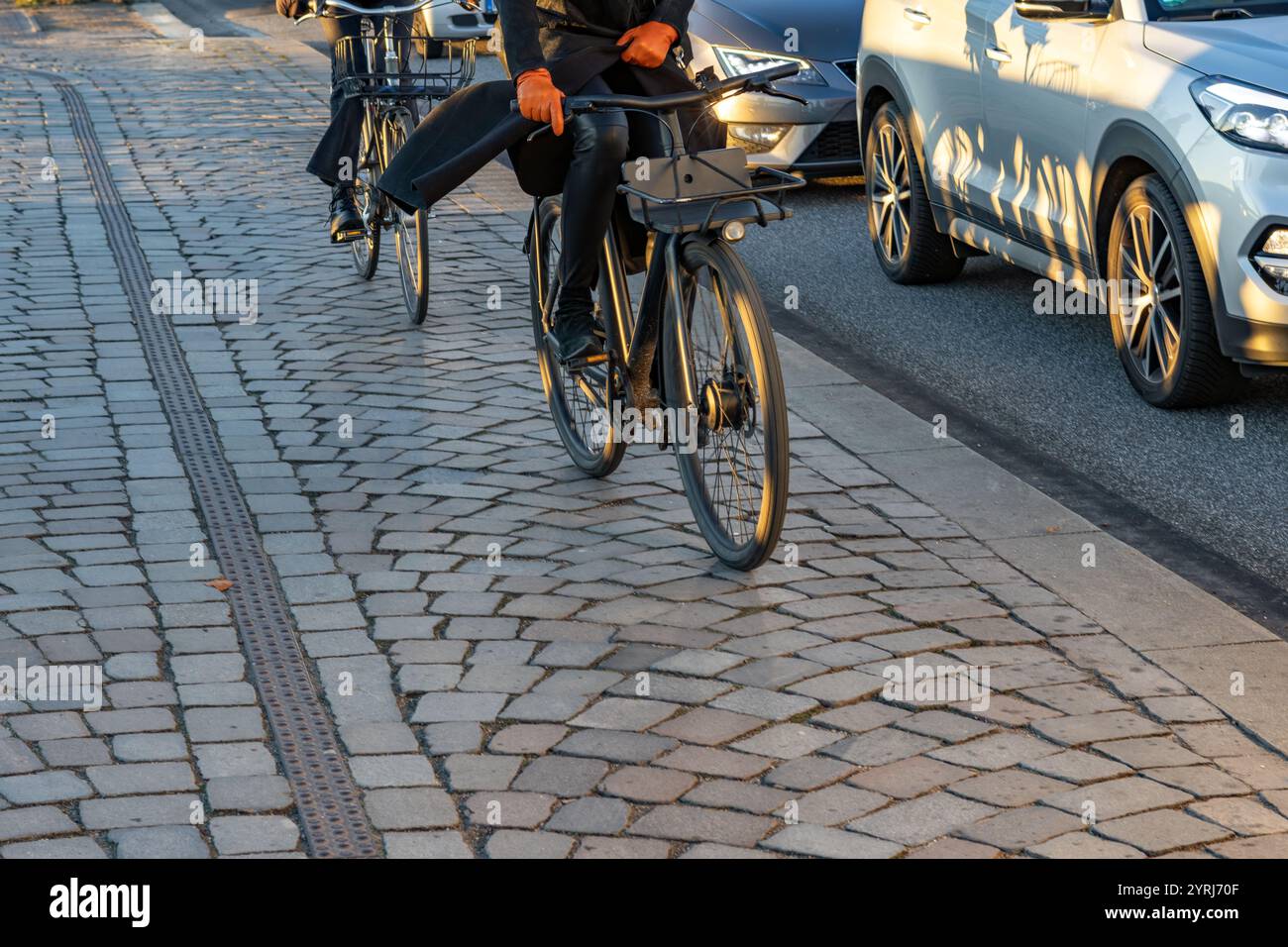 ciclista femminile elegante su ciottoli Foto Stock