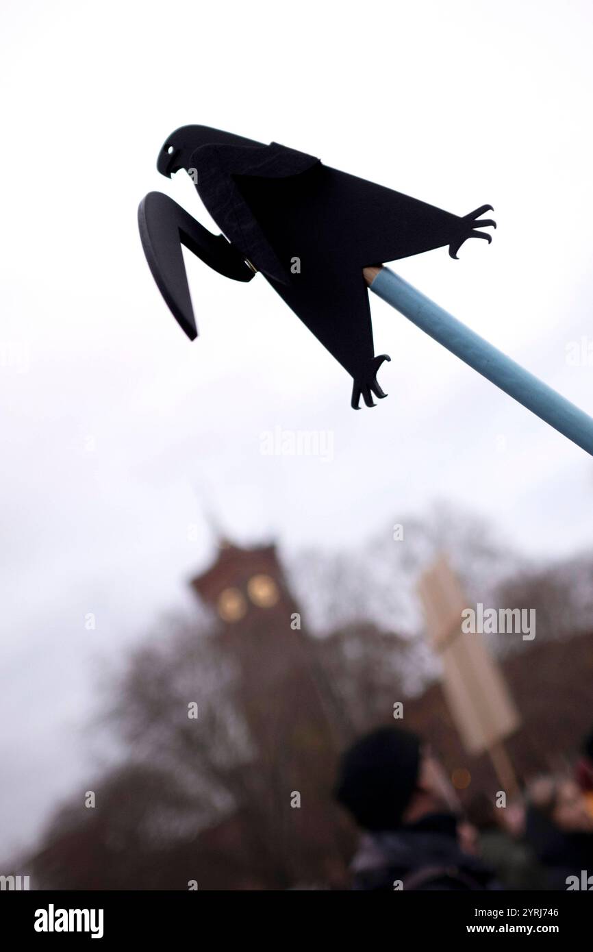 Protesta Kultur Berlin DEU, Deutschland, Germania, Berlino, 29.11.2024 Kuenstler und Mitarbeiter von Kultureinrichtungen protestieren mit Symbol zerstoerten Adler bei einem Trauermarsch um im Rahmen der Kundgebung und Demonstration vom Aktionsbuendniss der Künstler Theatervereine, Opern, Musikschulen der Kundgebung und Demonstration vom Foto Stock