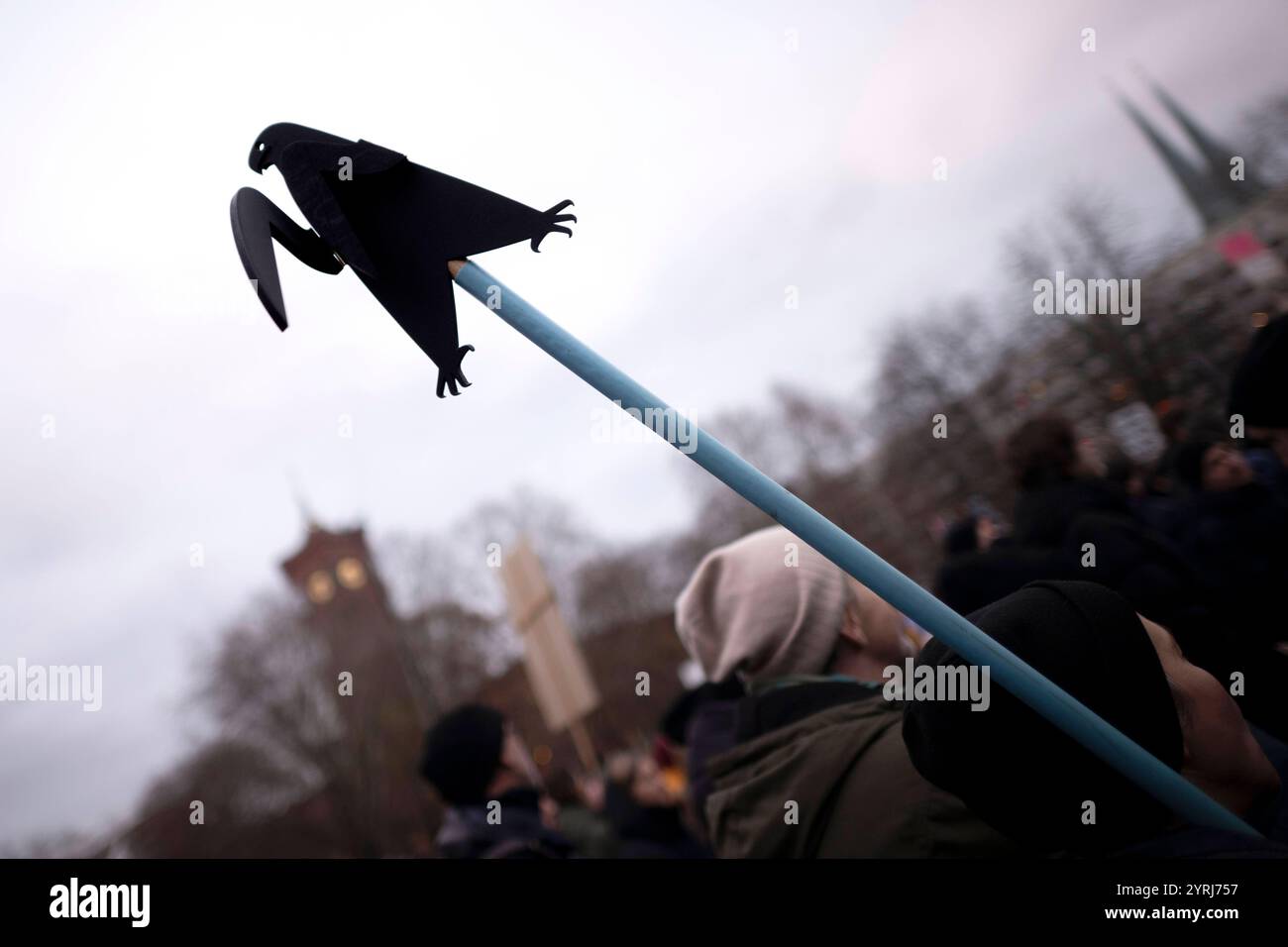 Protesta Kultur Berlin DEU, Deutschland, Germania, Berlino, 29.11.2024 Kuenstler und Mitarbeiter von Kultureinrichtungen protestieren mit Symbol zerstoerten Adler bei einem Trauermarsch um im Rahmen der Kundgebung und Demonstration vom Aktionsbuendniss der Künstler Theatervereine, Opern, Musikschulen der Kundgebung und Demonstration vom Foto Stock