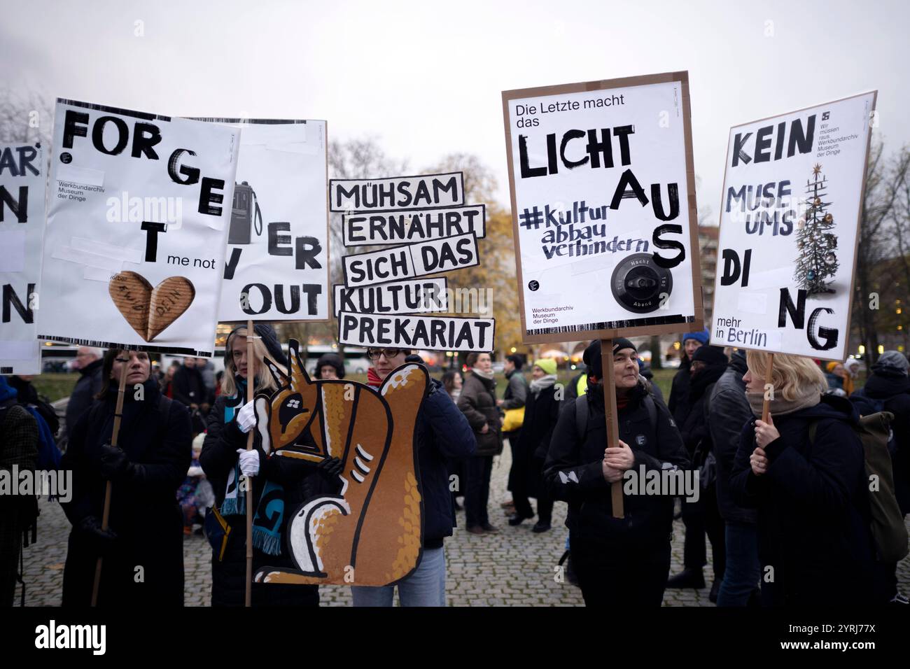 Protesta Kultur Berlin DEU, Deutschland, Germania, Berlino, 29.11.2024 Kuenstler und Mitarbeiter von Kultureinrichtungen protestieren mit Schild Licht aus Kulturabbau verhindern bei einem Trauermarsch um im Rahmen der Kundgebung und Demonstration vom Aktionsbuendniss der Künstler Theatervereine, Opern Foto Stock