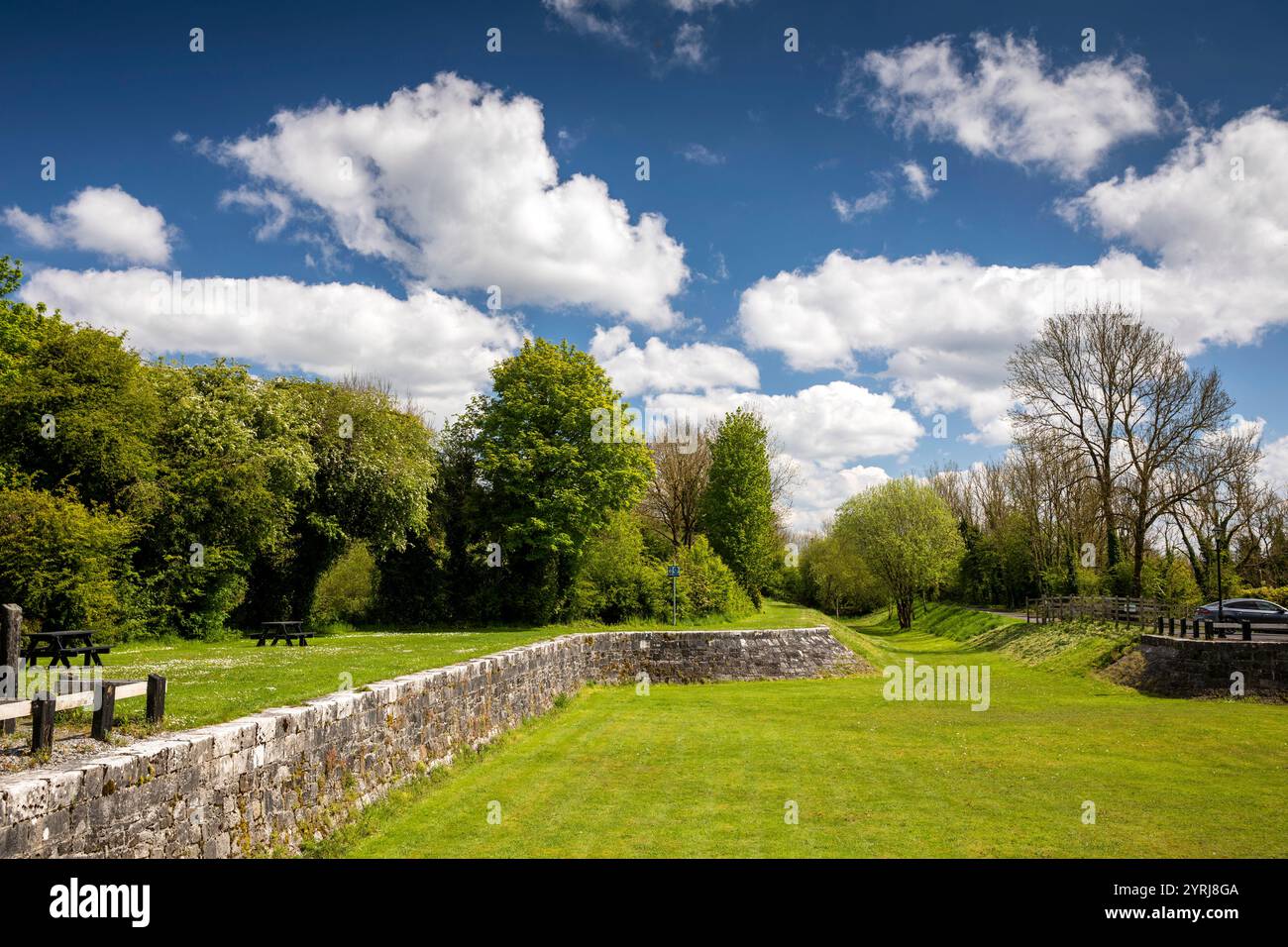 Irlanda, contea di Westmeath, Kilbeggan, bacino vuoto del Grand Canal Foto Stock