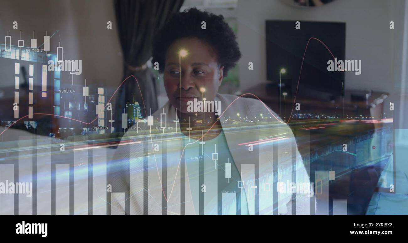 Immagine dell'elaborazione dei dati finanziari e del paesaggio urbano su una donna afroamericana anziana Foto Stock