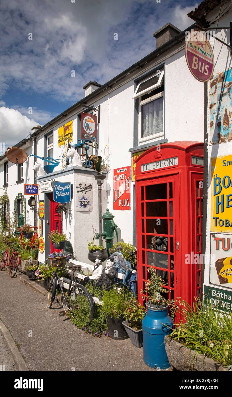 Irlanda, contea di Westmeath, Horseleap, Cappydonnell Little, casa privata decorata con cartelli e vecchia cassetta telefonica Foto Stock