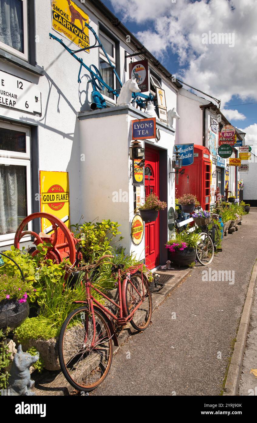 Irlanda, contea di Westmeath, Horseleap, Cappydonnell Little, casa privata decorata con cartelli e vecchia cassetta telefonica Foto Stock