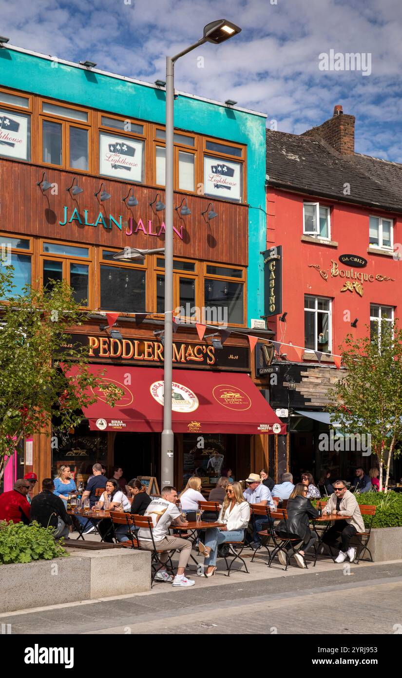 Irlanda, County Westmeath, Athlone, Church Street, clienti sui marciapiedi fuori dal Peddler Mac’s Bar Foto Stock