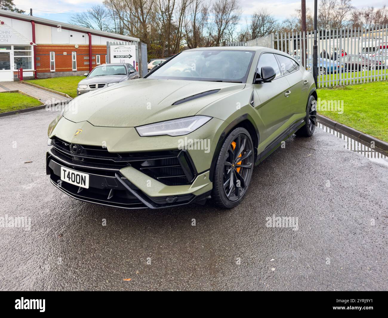 Lussuosa Lamborghini uras verde con design sportivo e finestre colorate parcheggiate all'aperto Foto Stock