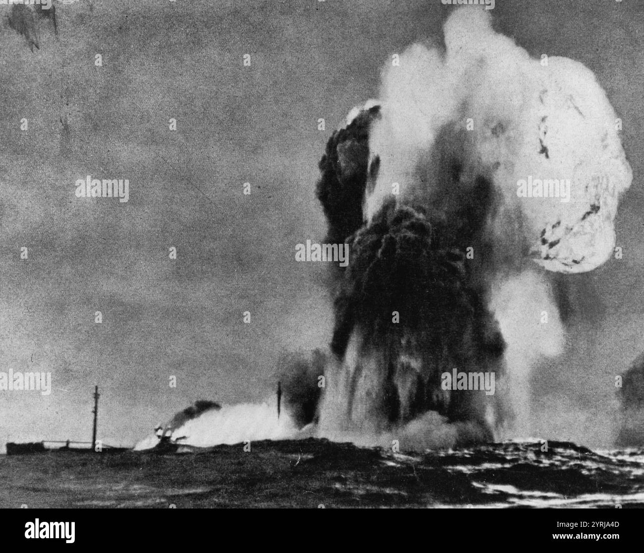 Una petroliera britannica colpi fino - dopo essere stato silurato da un sommergibile tedesco. Copiate da un libro in tedesco sul loro navy, pubblicato durante la Seconda Guerra Mondiale. Foto Stock