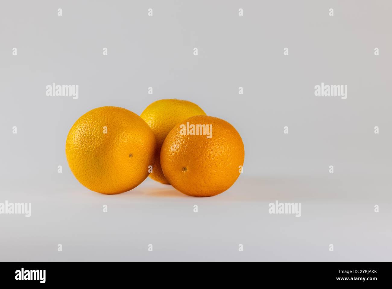 Frutta fresca di arancia su sfondo bianco. Primo piano. Foto Stock