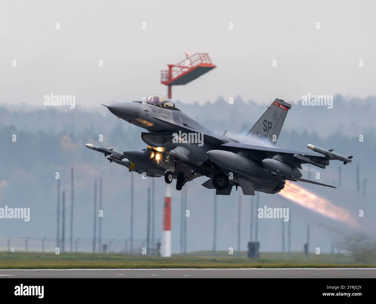 Un F-16 Fighting Falcon assegnato al 480th Fighter Squadron, decolla dalla base aerea di Spangdahlem, in Germania, il 25 ottobre 2024. Vari squadroni da Foto Stock