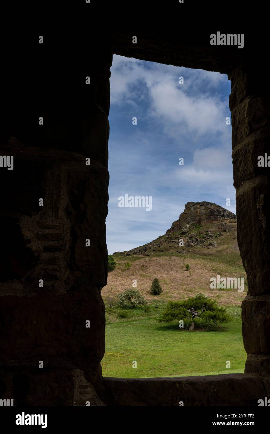 vista del rosone nel nord dello yorkshire dalla finestra di una follia vittoriana Foto Stock