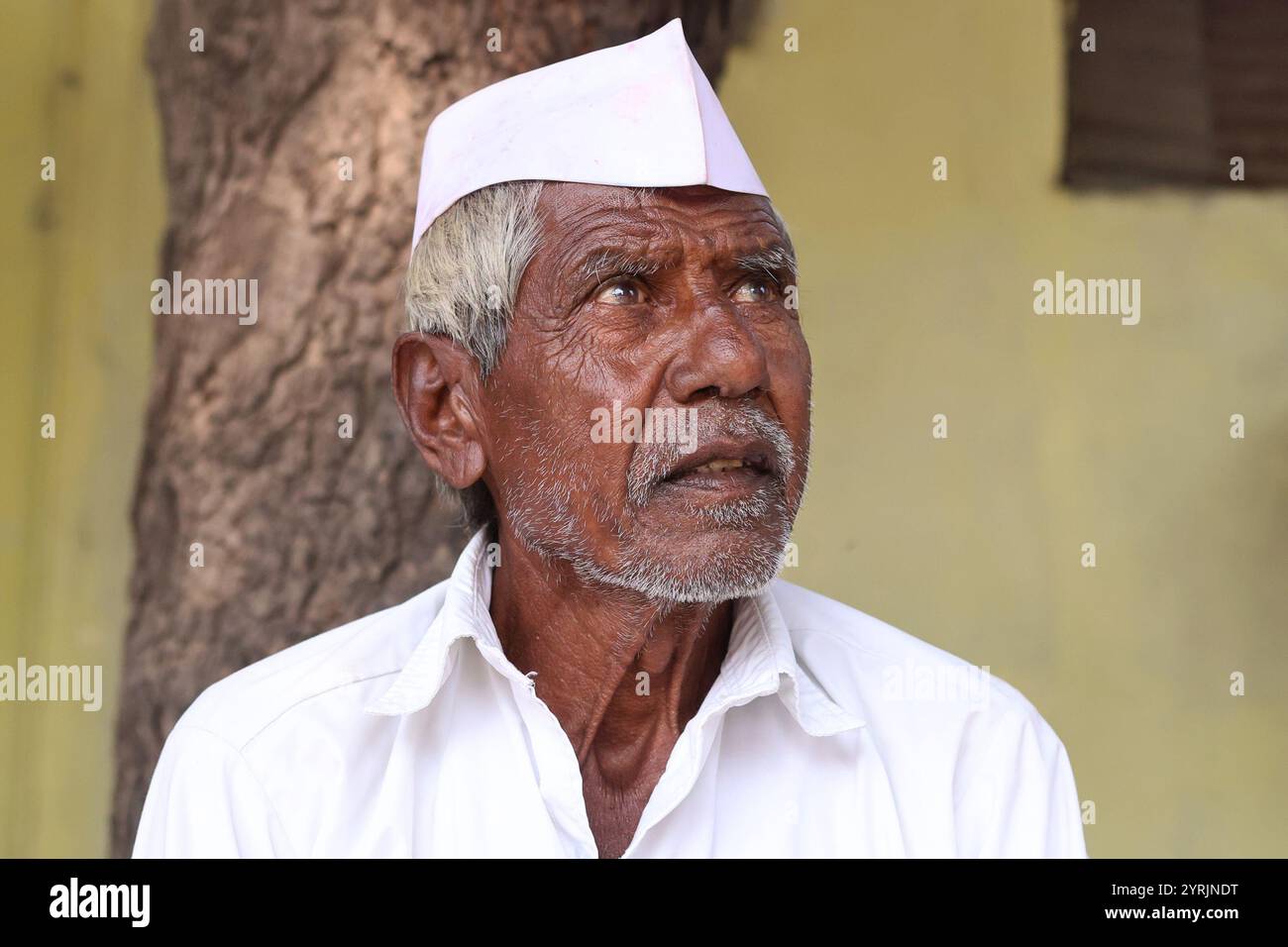 Ritratto di un uomo anziano che indossa un berretto Nehru, a Dhule, Maharashtra, India Foto Stock