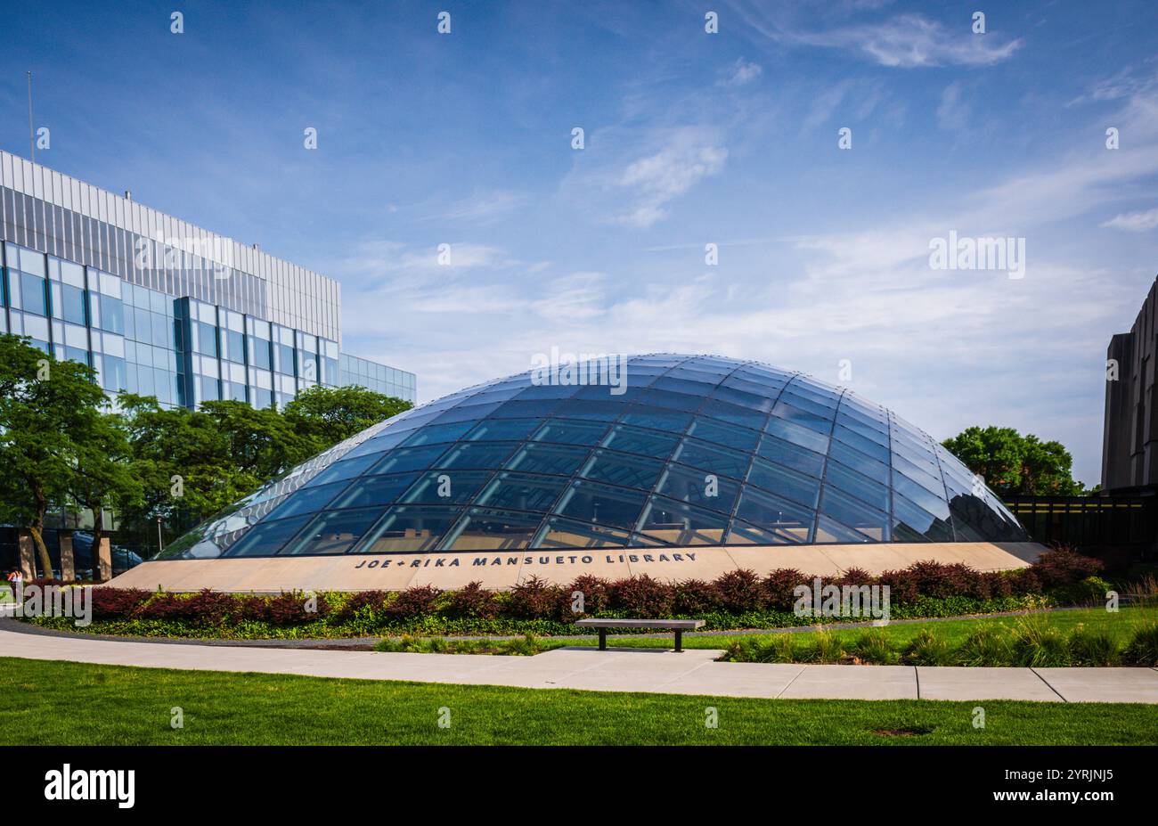 Chicago, il USA - 21 luglio 2017: Progettata da Helmut Jahn, la Joe and Rika Mansueto Library è una biblioteca di archiviazione della University of Chicago Library Foto Stock